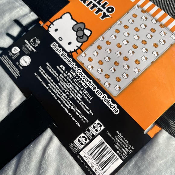 Hello Kitty Halloween Blanket | Fall Pumpkin Plush Blanket Twin 60x90 NWT 🎃👻🧡 - Picture 4 of 5